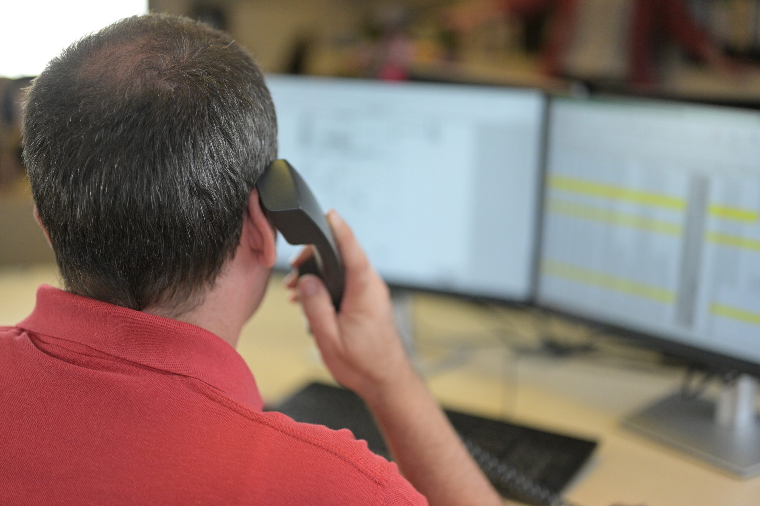 Ein Service Mitarbeiter telefoniert.