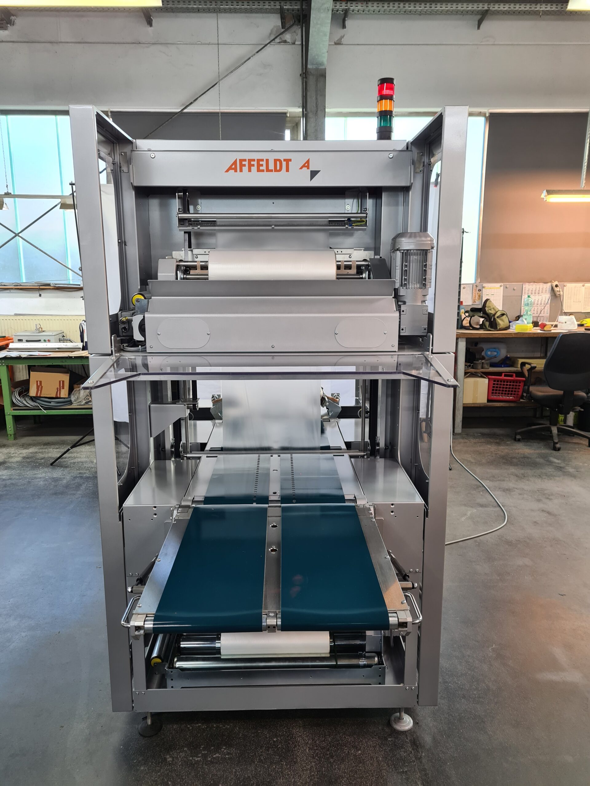 View of the infeed of the UNI 20 wrapping machine.