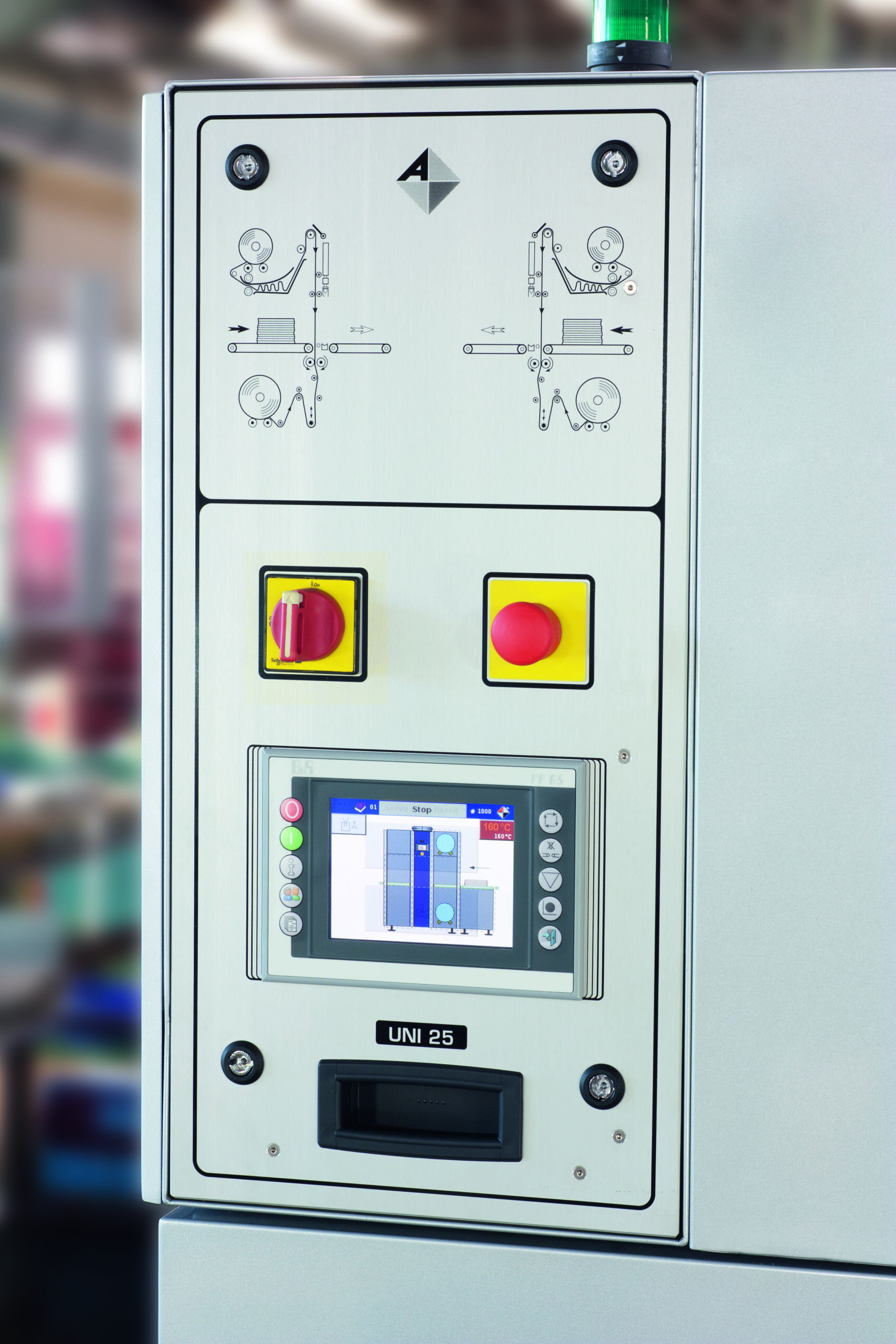 Bedienpanel mit Display und Schaltern des Verpackungsautomaten UNI 25